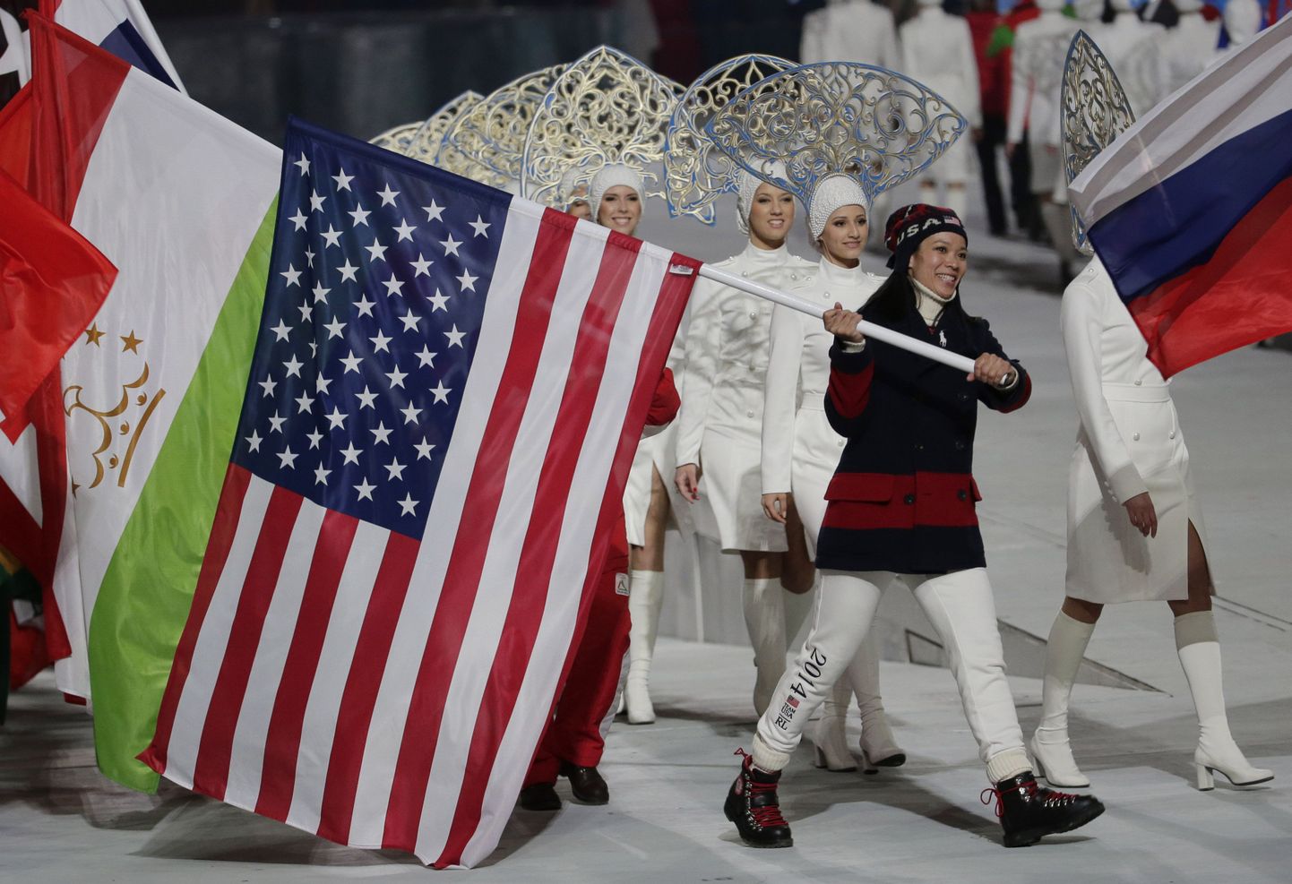 Julie Chu Sotši olümpiamängudel USA lippu kandmas