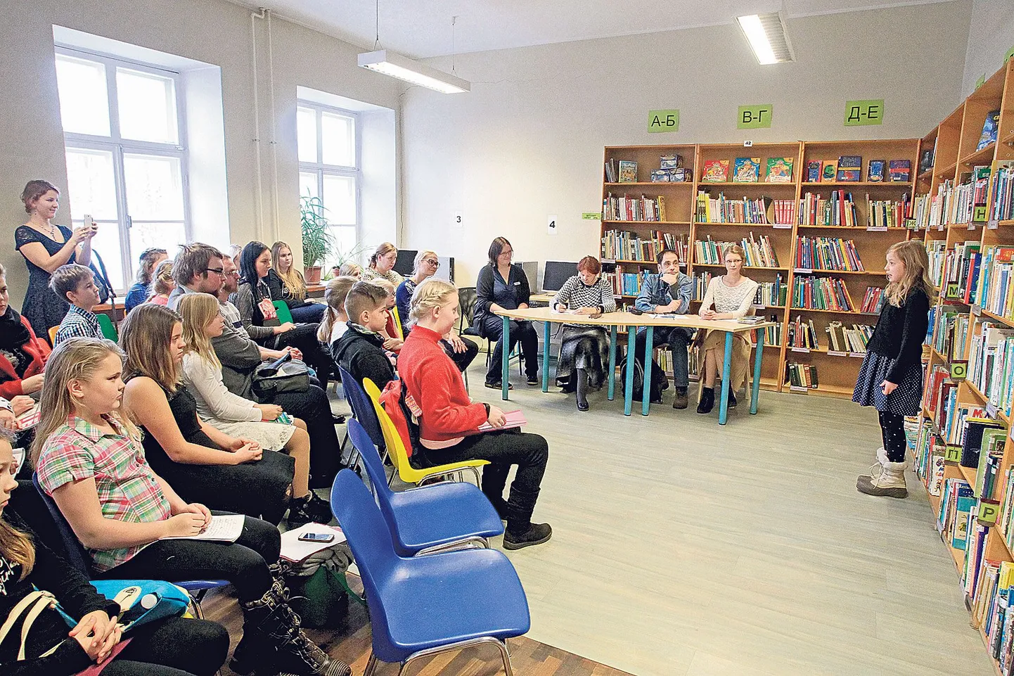 Noorima rühma võitja, Luunja keskkooli õpilase Melissa Loki (paremalt) esitusele andis punkte publik. Žüriiliikmete Mari Liis Müürsepa, Jaan Malini ja Ädu Neemre ülesanne oli võimalike erimeelsuste lahendamine.