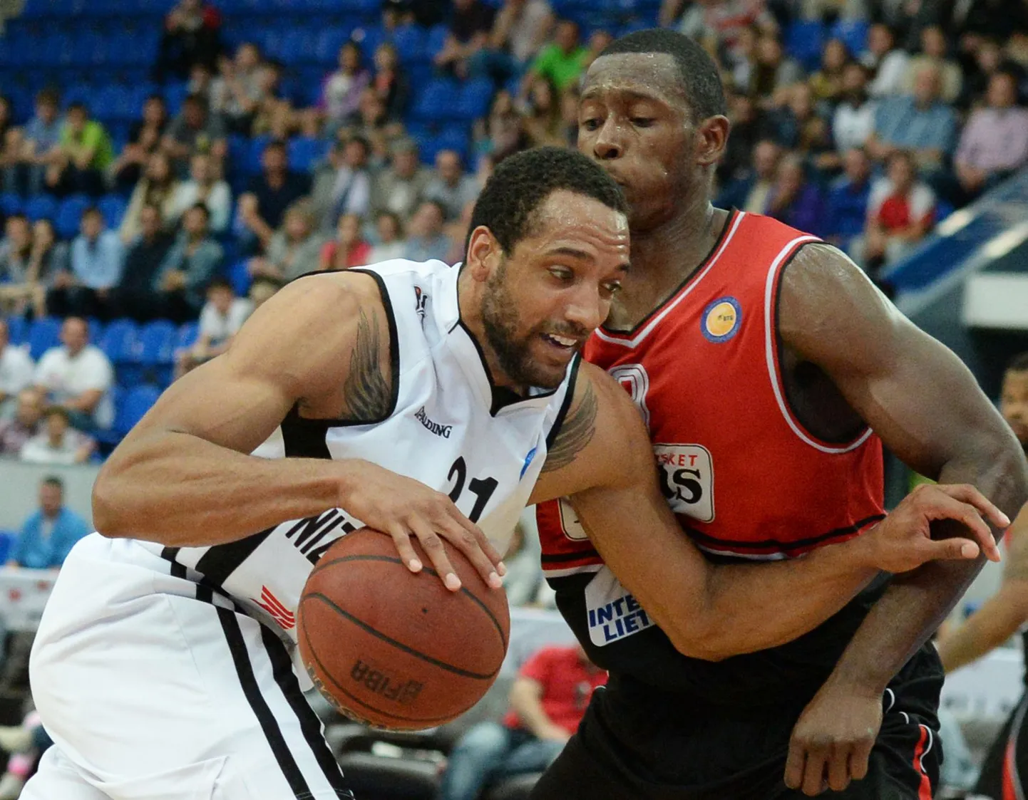 Dijon Thompson (vasakul) Nižni Novgorodi särgis.