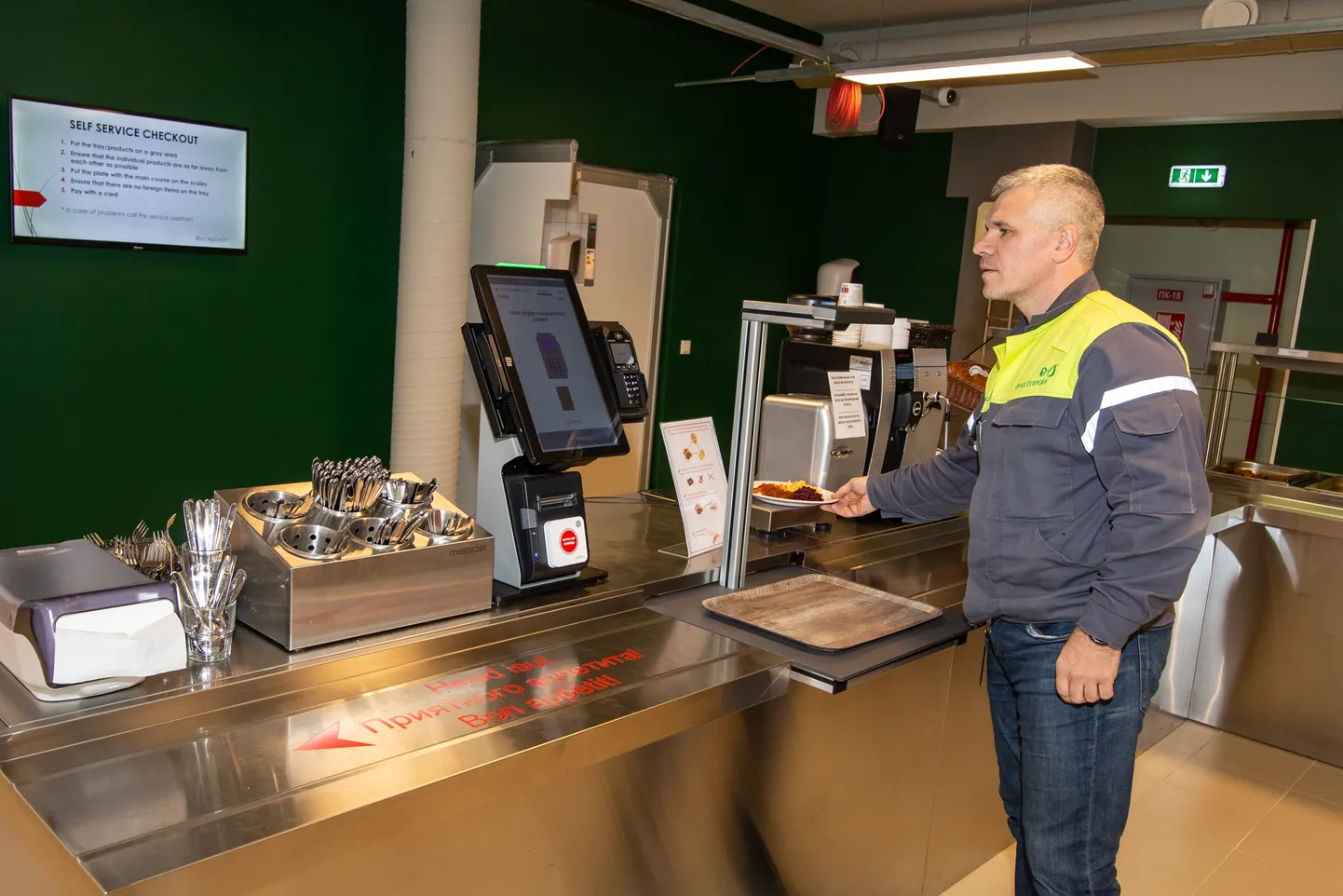 Viktor Bezzubovi sõnul harjusid elektrijaama sööklas einestajad iseteeninduskassaga kiiresti.