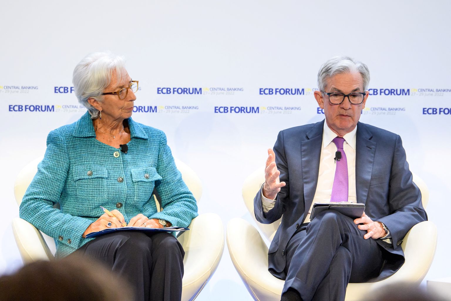 Föderaalreservi esimees Jerome Powell (paremal) ja Euroopa Keskpanga president Christine Lagarde keskpankurite koosviibimisel Portugalis 29. juunil 2022.