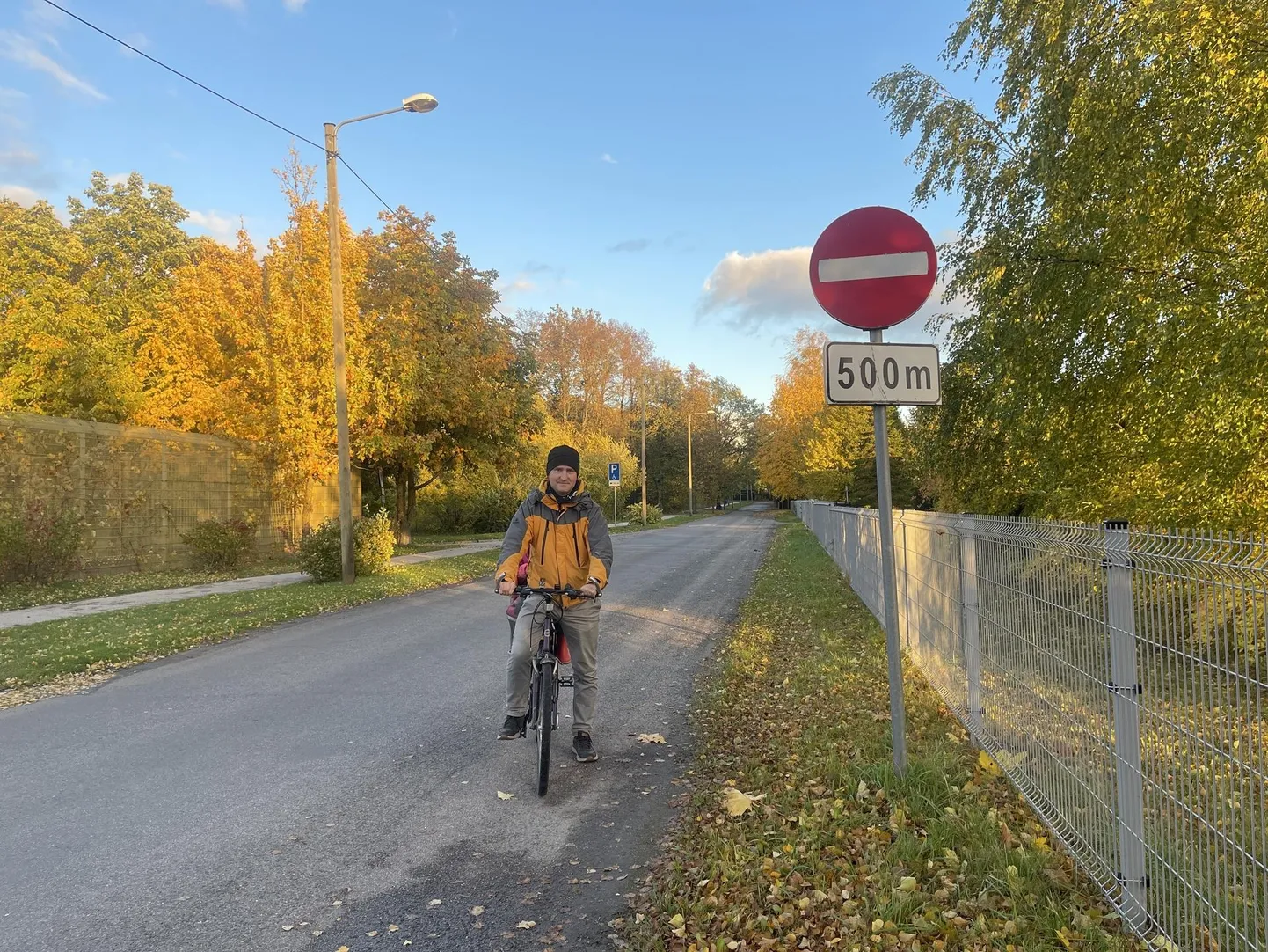 Even Heinväli sõidab tihti Raja tänaval, kus rattatee haigla lähistel katkeb. Ta pöördus rattatee katkemise murega linnavalitsuse poole, mille tulemusel pandi kõnniteele märk, et seal tohivad ratturid sõita. See pole ratturi arvates aga parim lahendus.