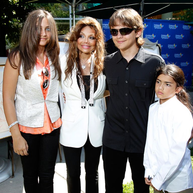 Maikla Džeksona māsa Dženeta (otrā no kreisās) un trīs bērni 