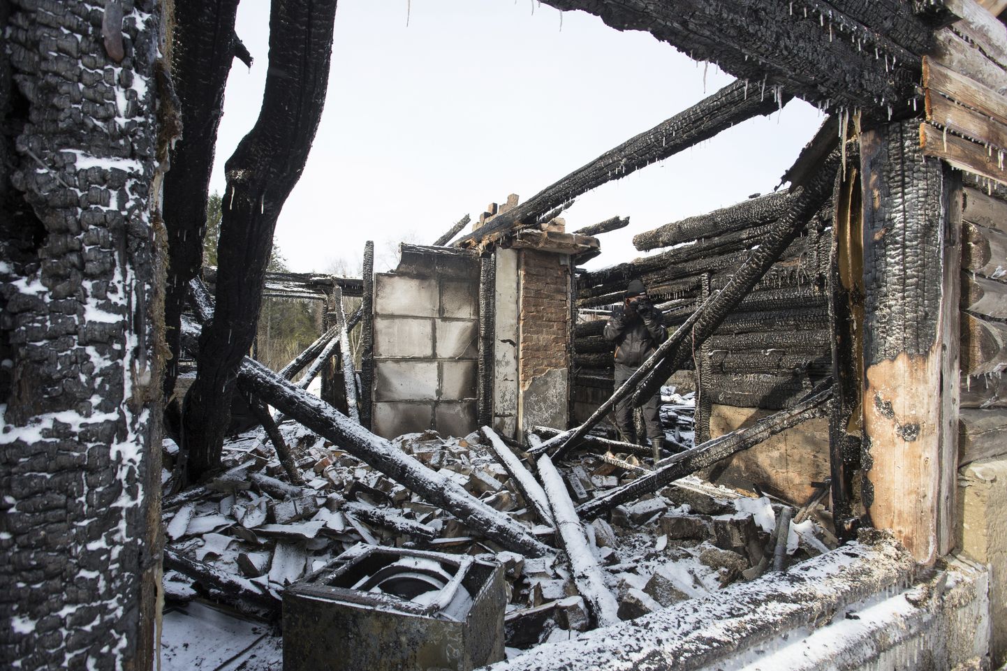 Ida päästekeskuse ohutusjärelevalve büroo peainspektor Tanel Sepajõe uurib, mis põlengu põhjustas.