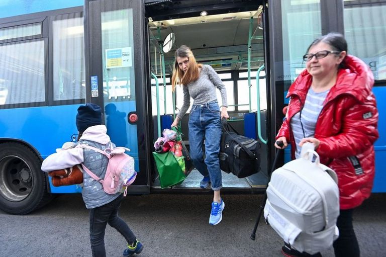 Семья из Украины прибывает в кризисный центр в Будапеште