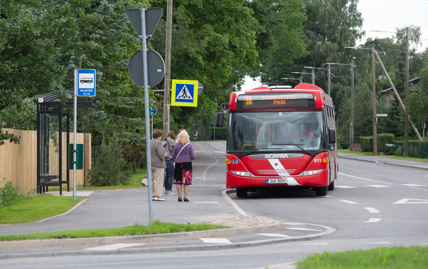 Soinaste tänavat läbiv bussiliin nr 18. Pildil buss Raudtee peatuses. 