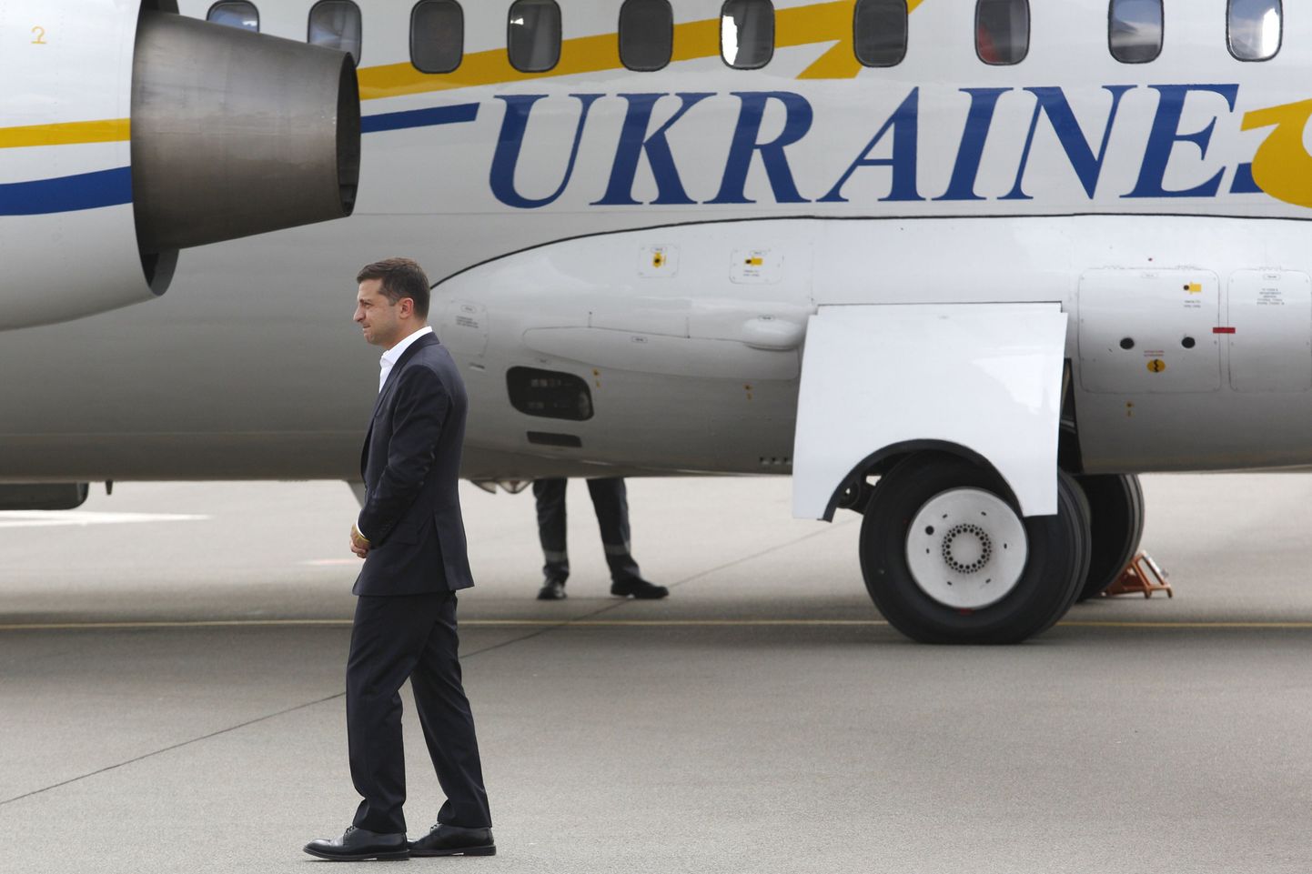 Ukrainas prezidents Volodimirs Zelenskis lidostā sagaida Krievijas atbrīvotos ukraiņu karagūstekņus
