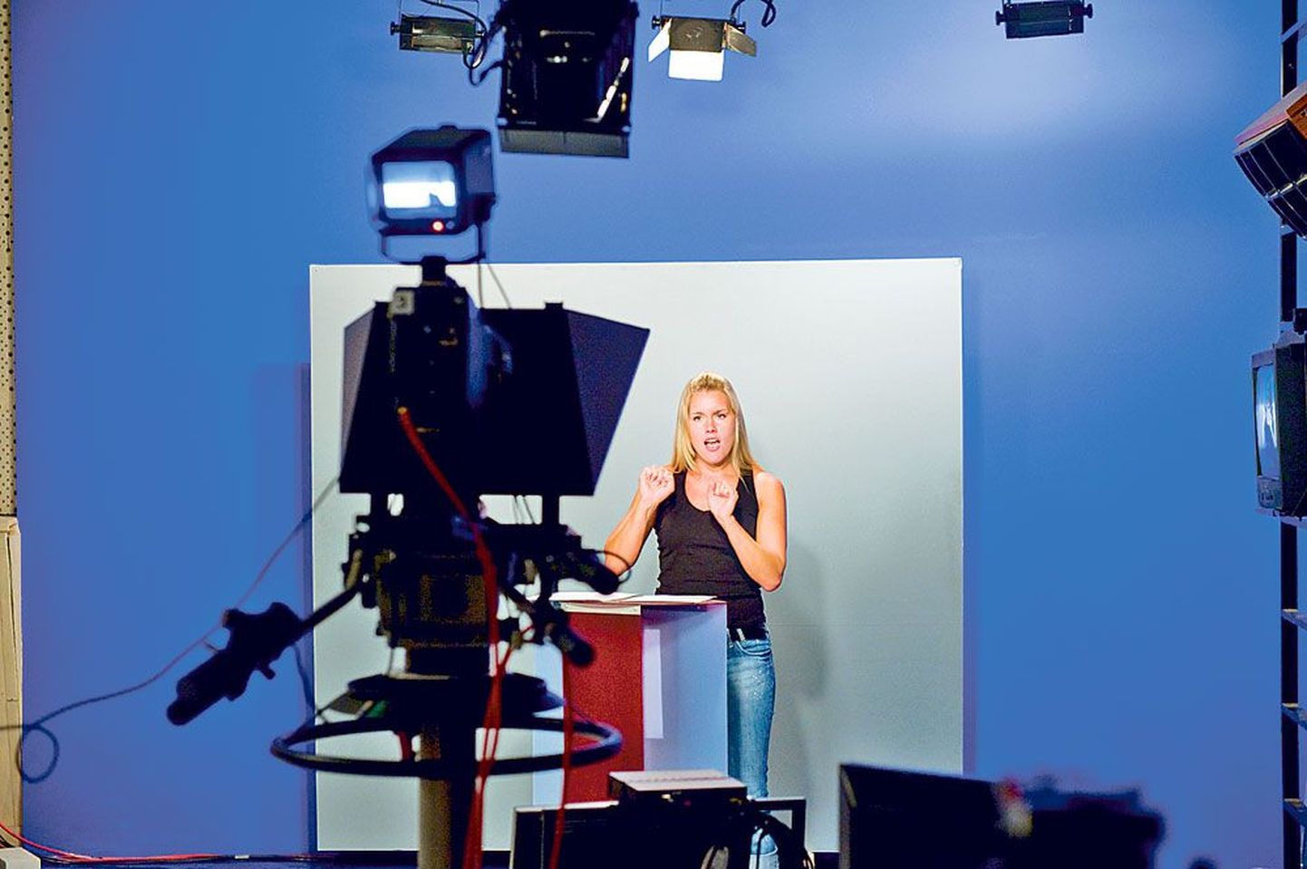 Kristel Laansoo ETV stuudios viipekeelsete uudiste kaameraproovis.