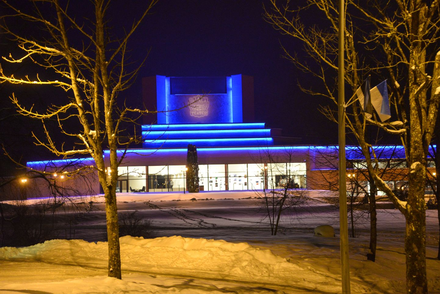 Ugala teatrimaja värvus sinisesse.