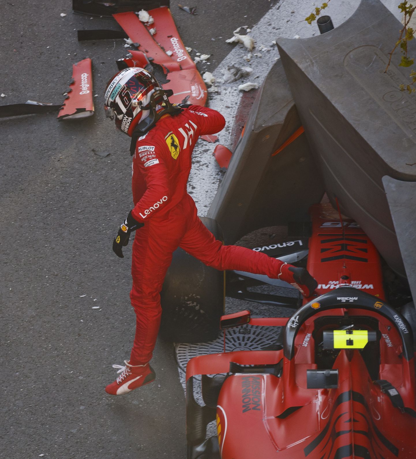 Ferrari piloot Charles Leclerc pärast Bakuu GP kvalifikatsioonis seina sõitmist autost väljumas.