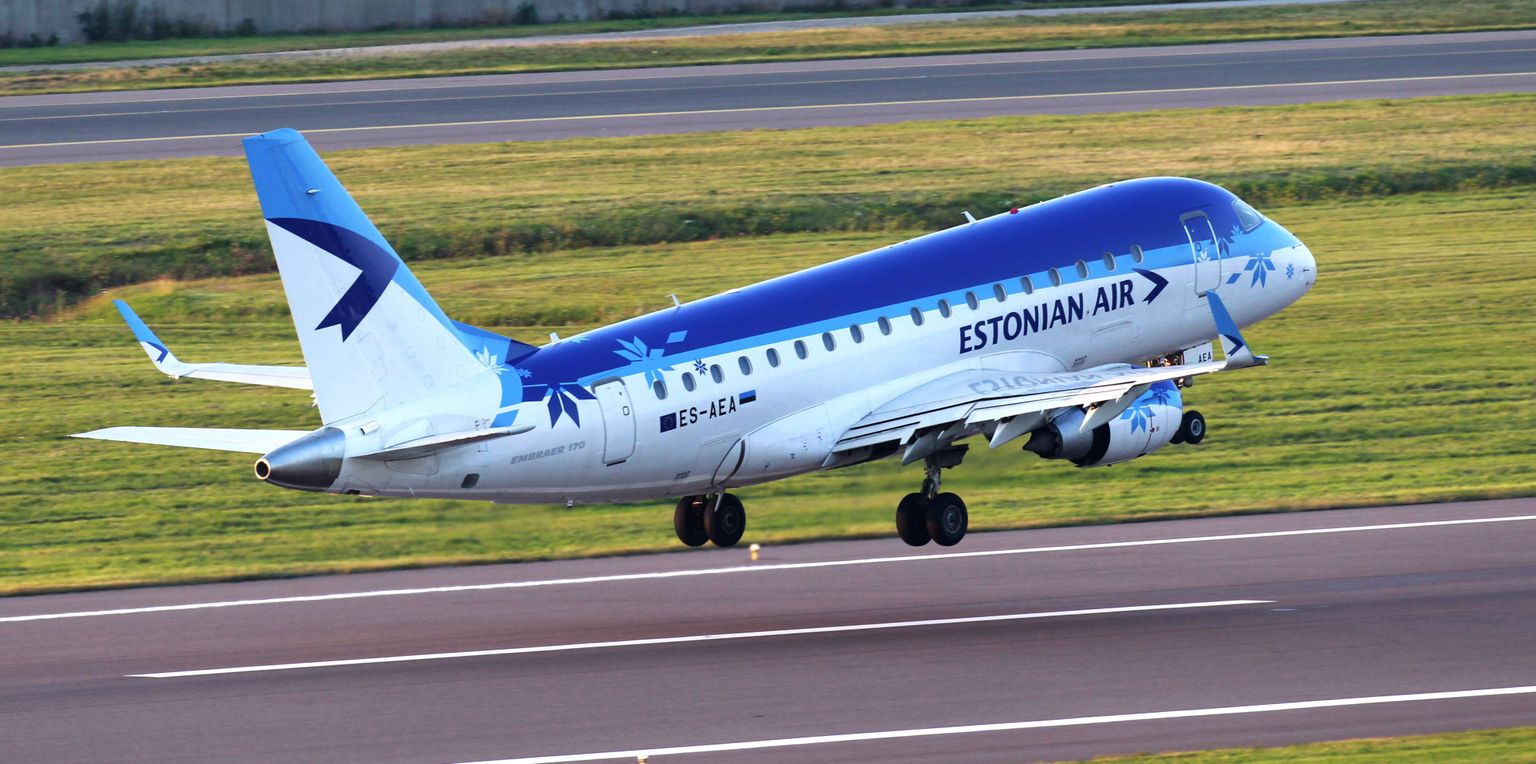 Самолет ру. Estonian Air 737-700. Estonian Air самолеты. Estonian Air флот. Эстонские авиалинии.