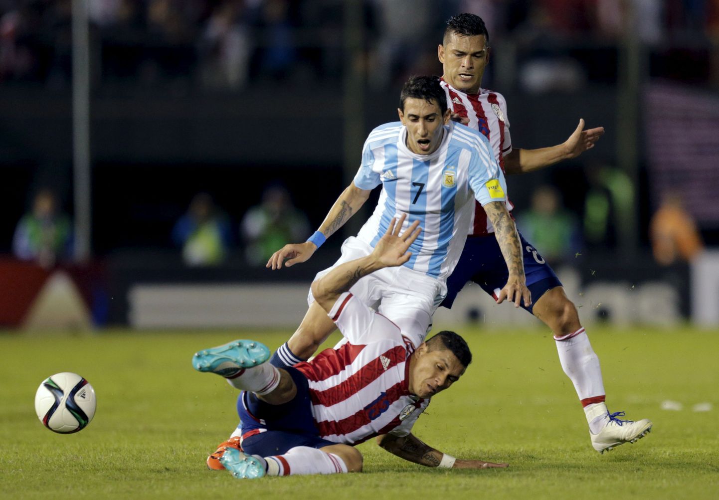 Момент матча Парагвай - Аргентина.