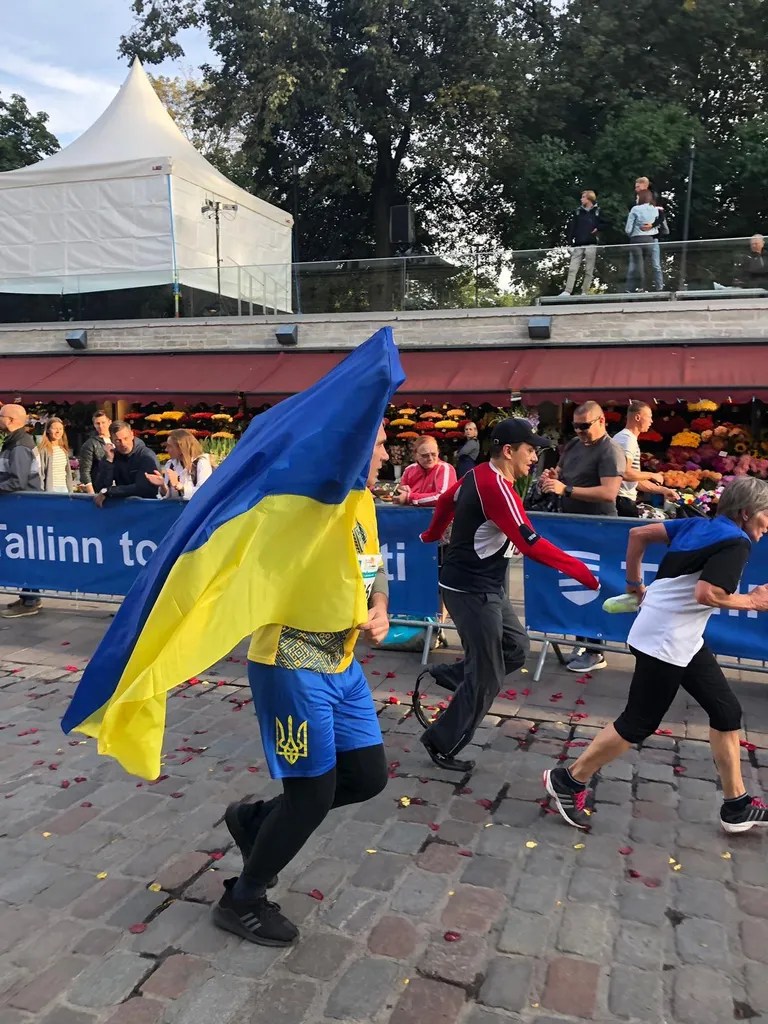 Константин Винниченко (с флагом Украины) и Вадим Свириденко на финише таллиннского Осеннего забега.