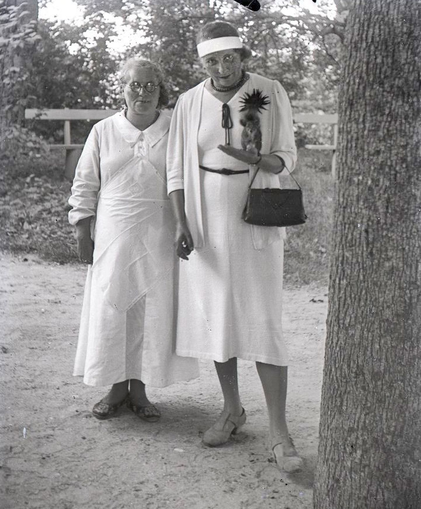 DAAM ORAVAGA: Suvitajad Kuressaare pargis 1935. aastal.