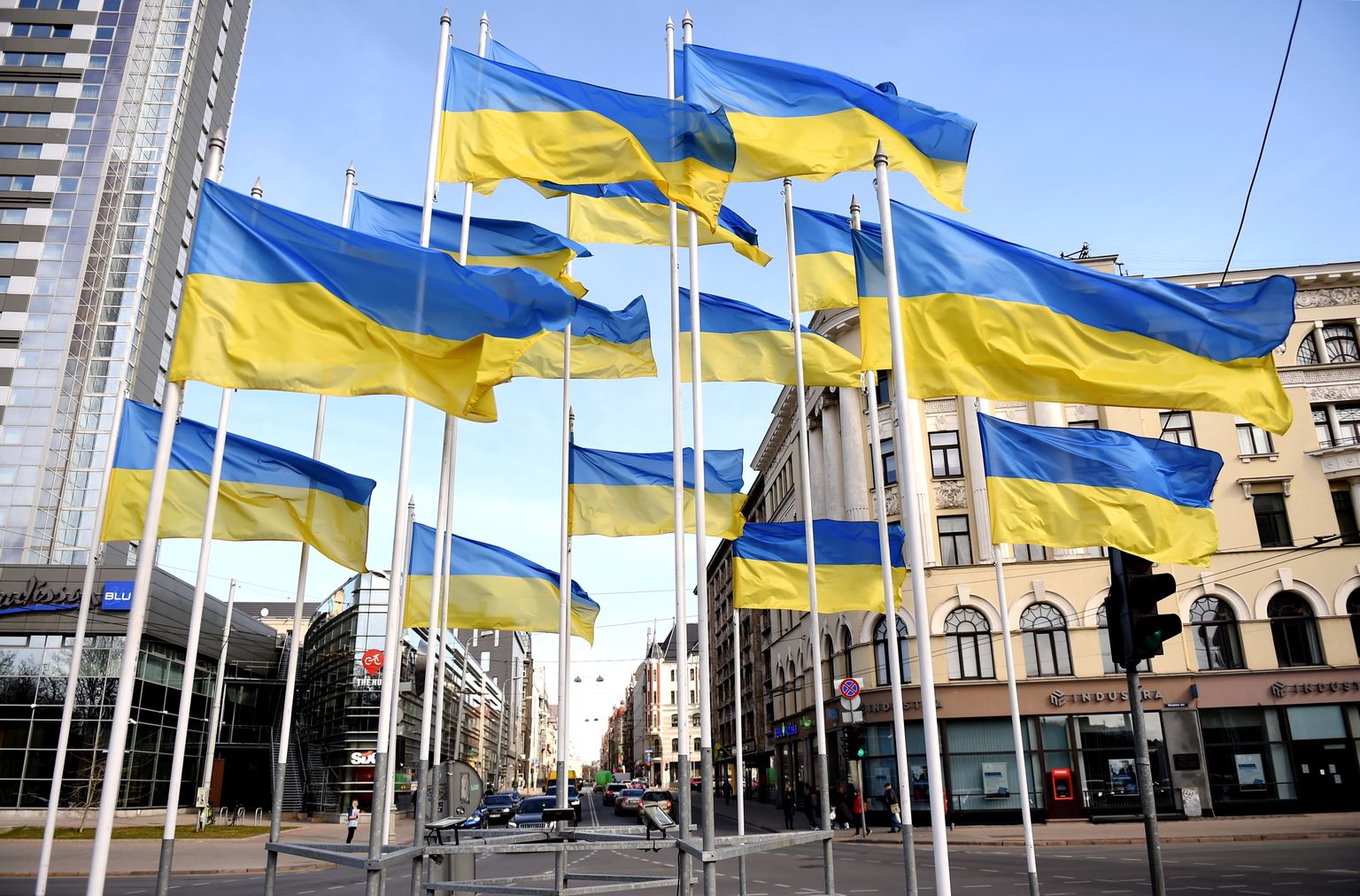 Флаги Украины на перекресте бульвара Бривибас и улицы Элизабетес в Риге