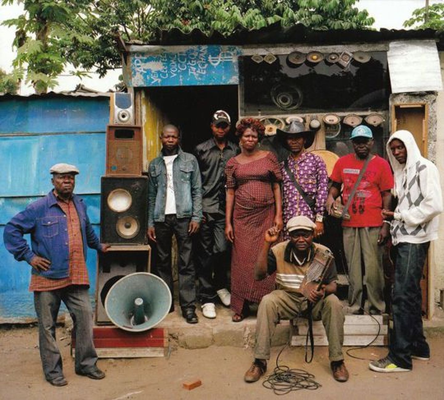 Kongo bänd Konono Nº1 teeb tummfilmile "Tabu" live-helindust.