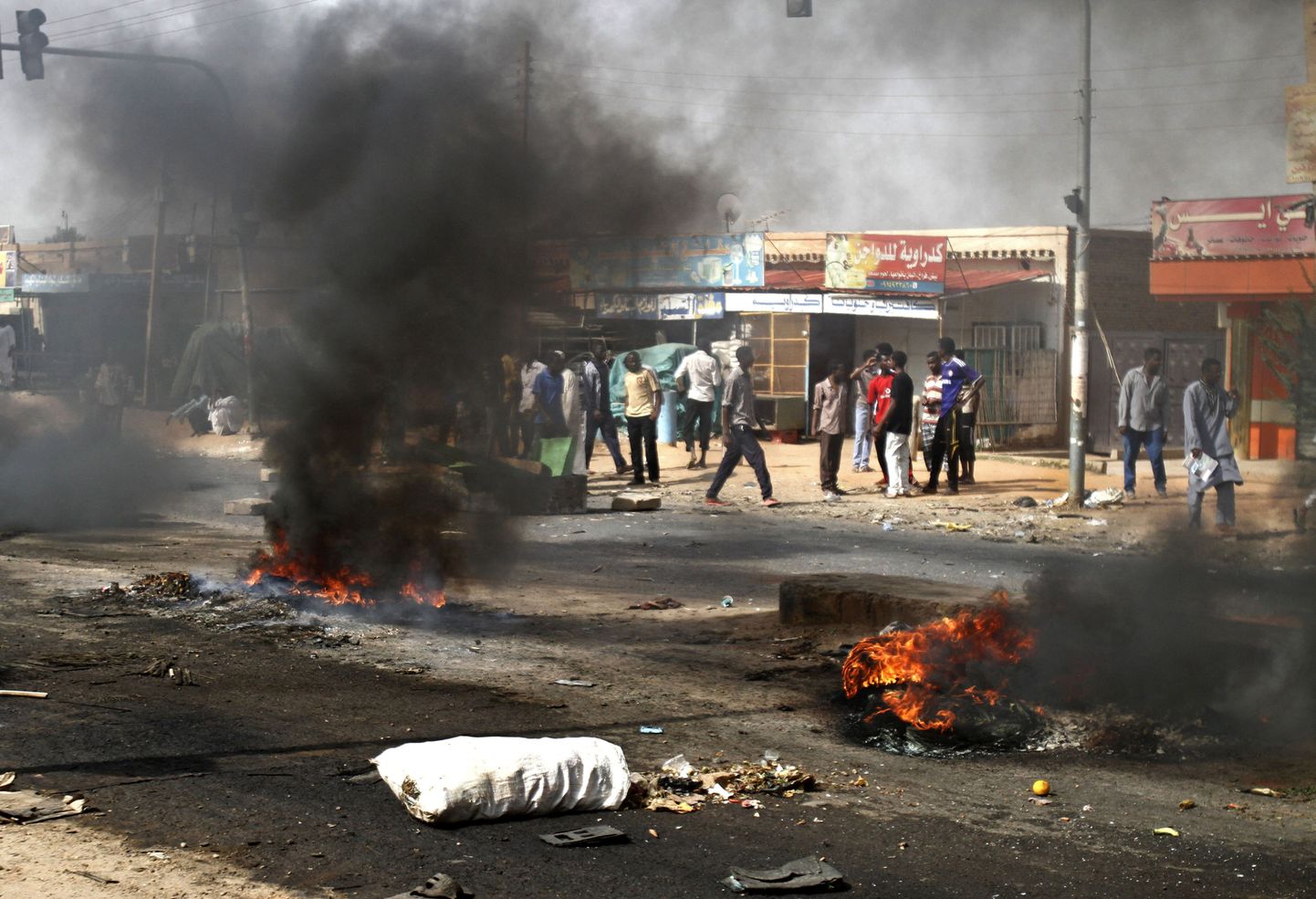 Sudaani meeleavaldajad põletavad riigi põhjaosas autokumme.