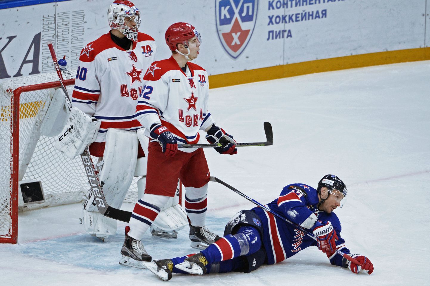 Илья Ковальчук (в синем свитере) в матче против ЦСКА.