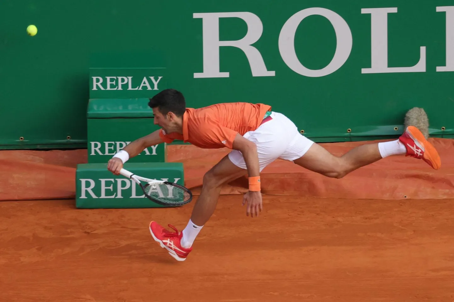 Hetk Monte Carlo turniiri mängust: Novak Djokovic ei ulatu Alejandro Davidovich Fokina löödud pallini. Ta tunnistas hiljem, et ei jaksanud väljakul vajalikul määral liikuda.  FOTO: Valery Hache / AFP / Scanpix