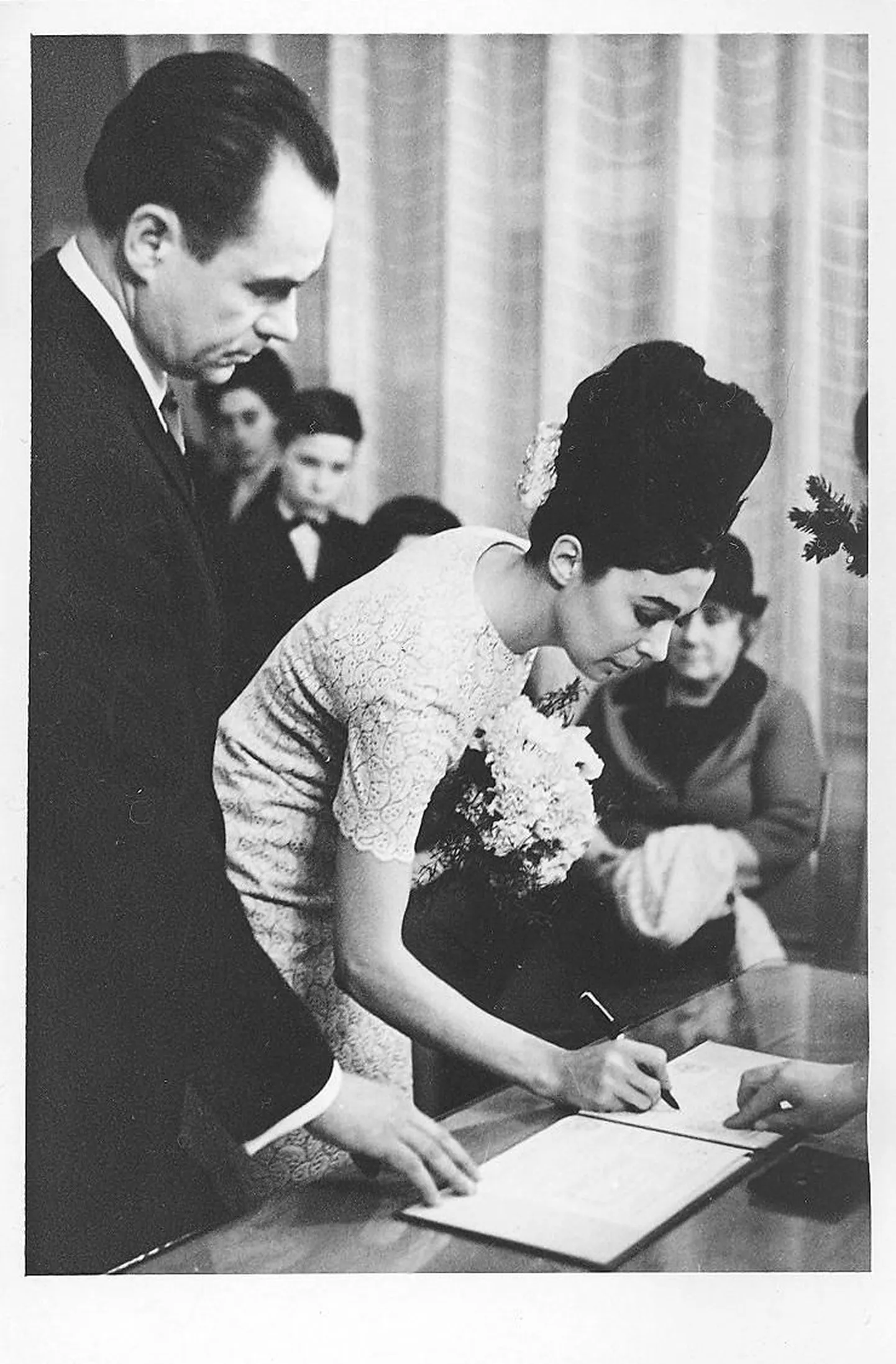 Ilona Otsa pulmasoengu autor on Helgi Bergson. 24.detsember 1965.