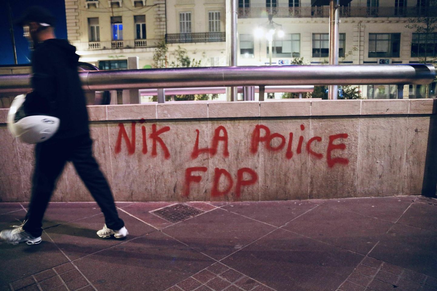 Politseivastane grafiti Marseille’s. 