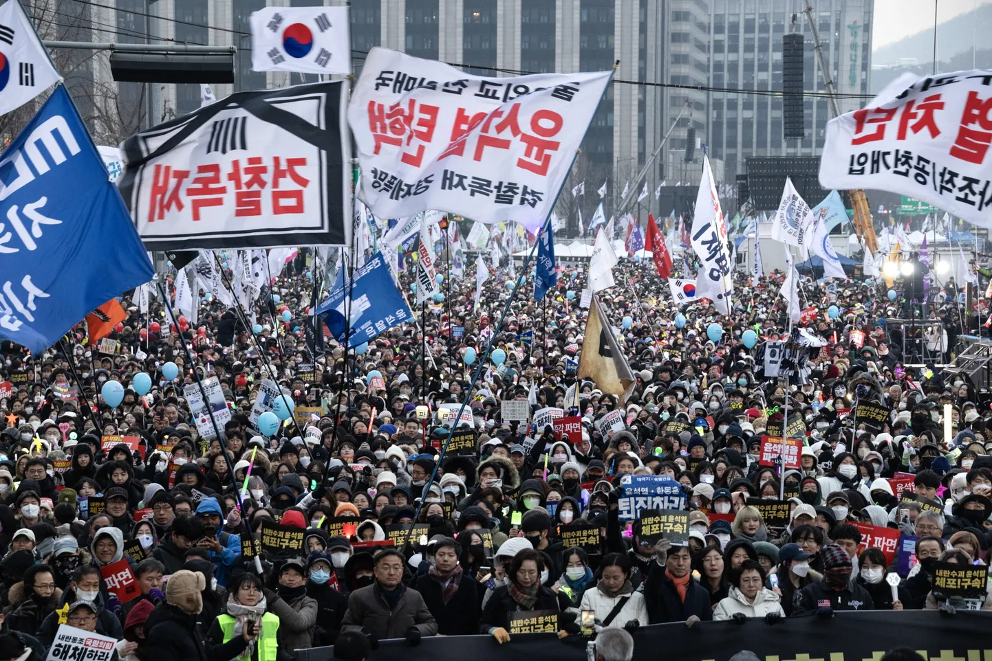 Lõuna-Korea pealinnas Soulis aset leidnud meeleavaldusel kutsusid president Yoon Suk-Yeoli vastased teda viivitamatult tagasi astuma.