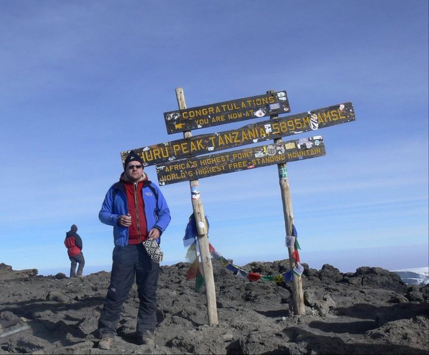 Aadu Polli 2010. aasta sügisel Tansaania ja kogu Aafrika kõrgeima mäe Kilimanjaro Uhuru tipus.