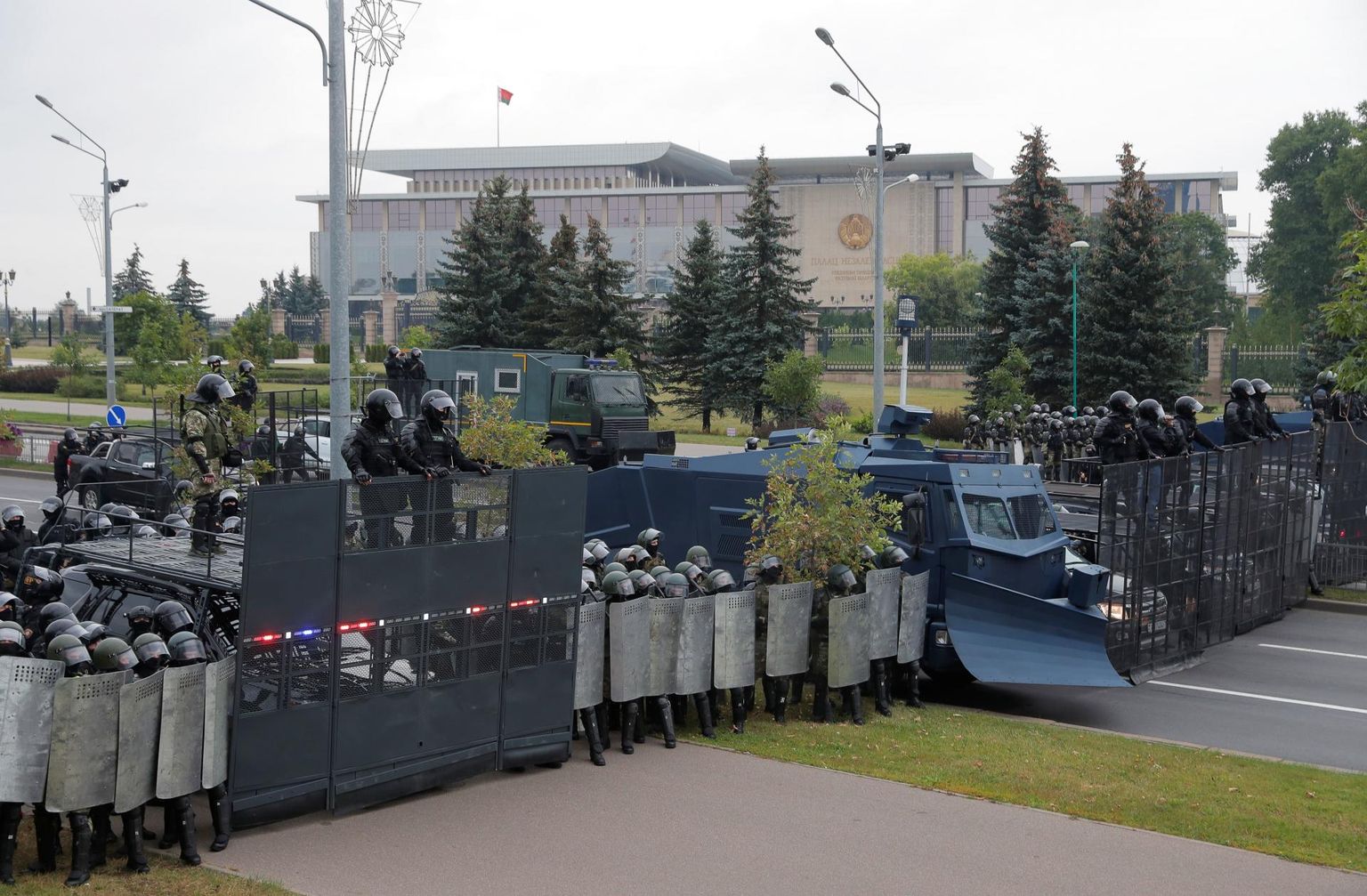 Julgeolekujõud kaitsmas mullu augustis meeleavalduste ajal Minskis asuvat Iseseisvuse paleed, mida Aljaksandr Lukašenka kasutab filmitegijate sõnul oma isikliku paleena, kus kõike kaunistab kuld. 