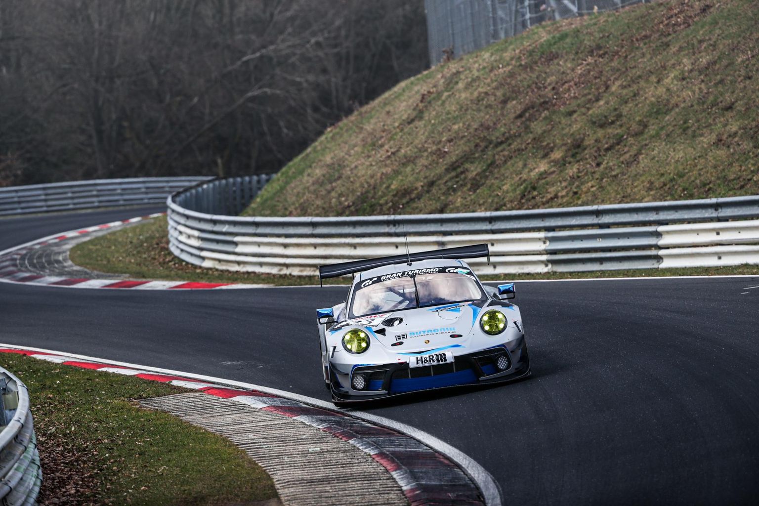Tristan Viidas vahetas sel aastal Mercedese Porsche vastu ja sihib Nürburgringi 24 tunni sõidul esikohta.