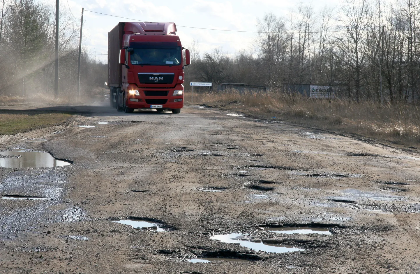 Сейчас водителям автотранспорта на улице Каэвури приходится в прямом смысле слова преодолевать препятствия.