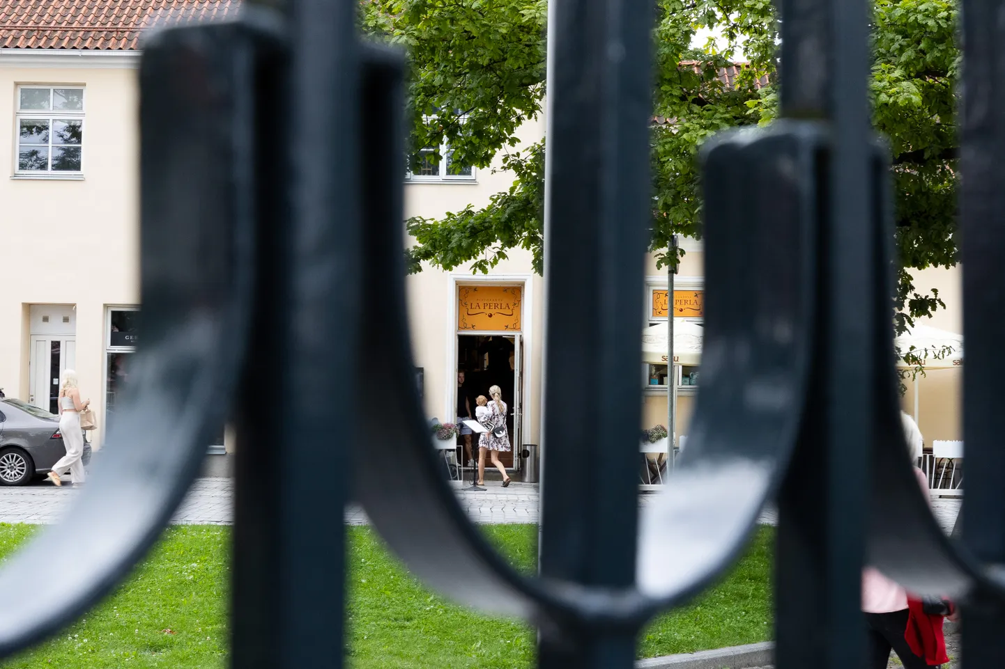 KUHU MINNA? Vaade mänguväljaku värava vahelt La Perlale, kuhu paljud hädalised WC-d otsides suunduvad.