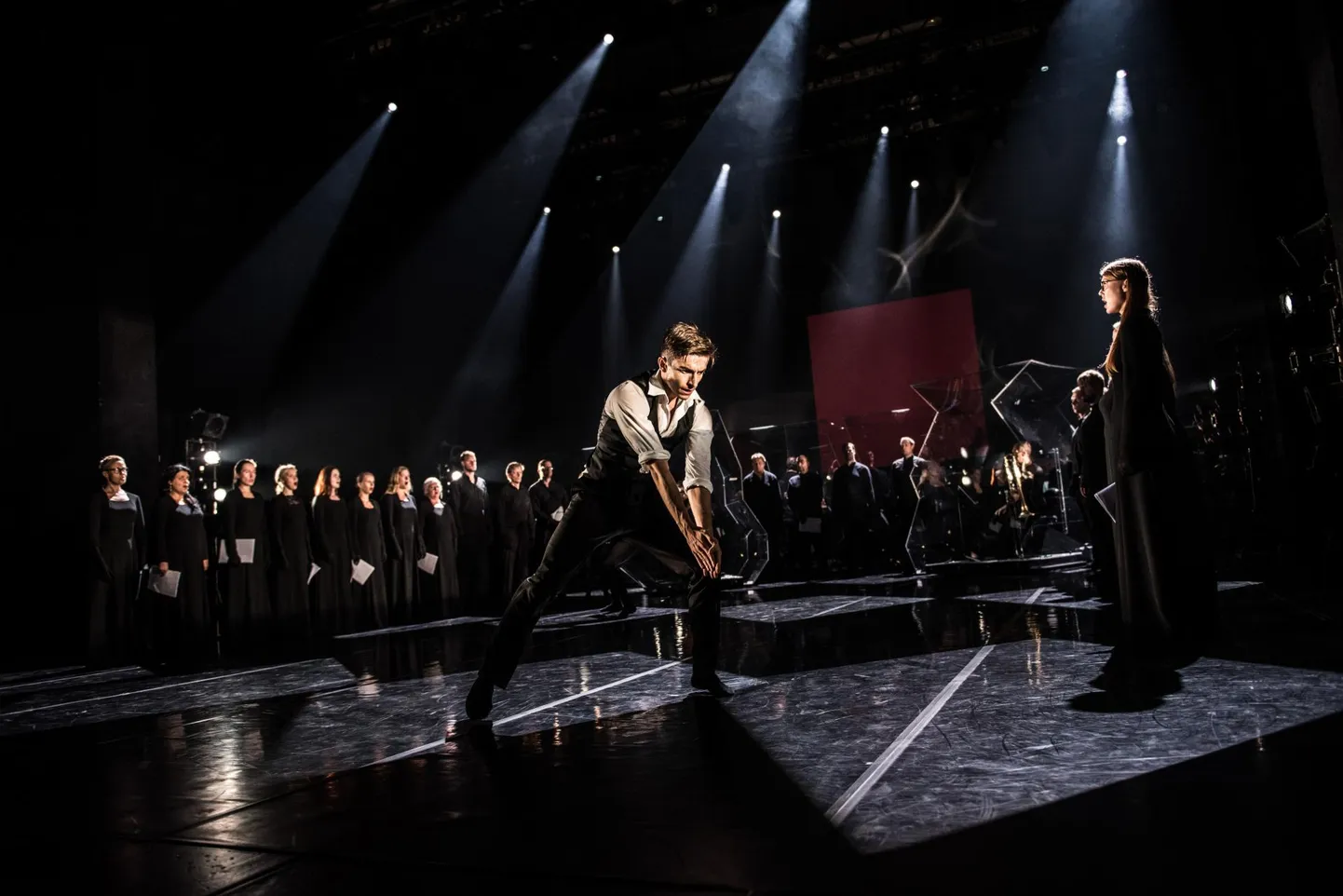 Tantsijad balansserisid balletis «Keres» oleva ja olematu piiril, näidates kõiges suurepärast kehakooli, liigutuste väljapeetud ilu. Esiplaanil Carlos Campo Vecino. FOTO: Tina Bychkova