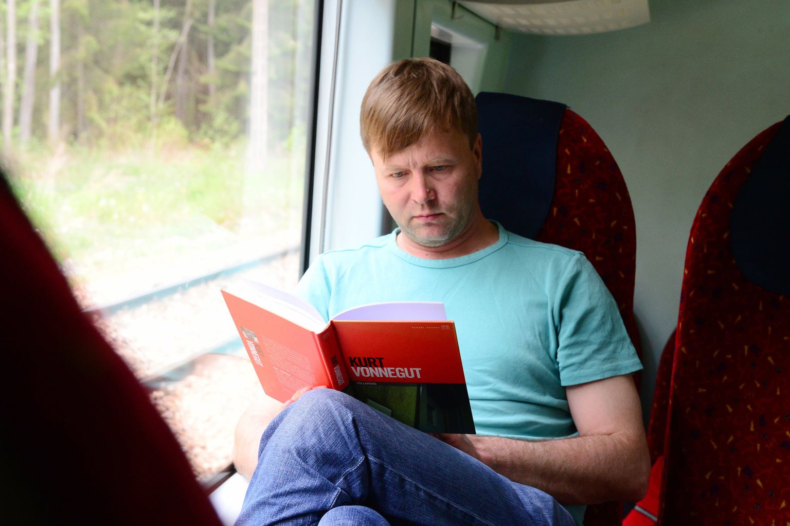 Ajakirjanik Nils Niitra loeb Kaunas-Bialystok rongil raamatut