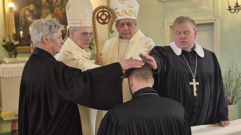 GALERII ⟩ Võrus seati ametisse uus kirikuõpetaja