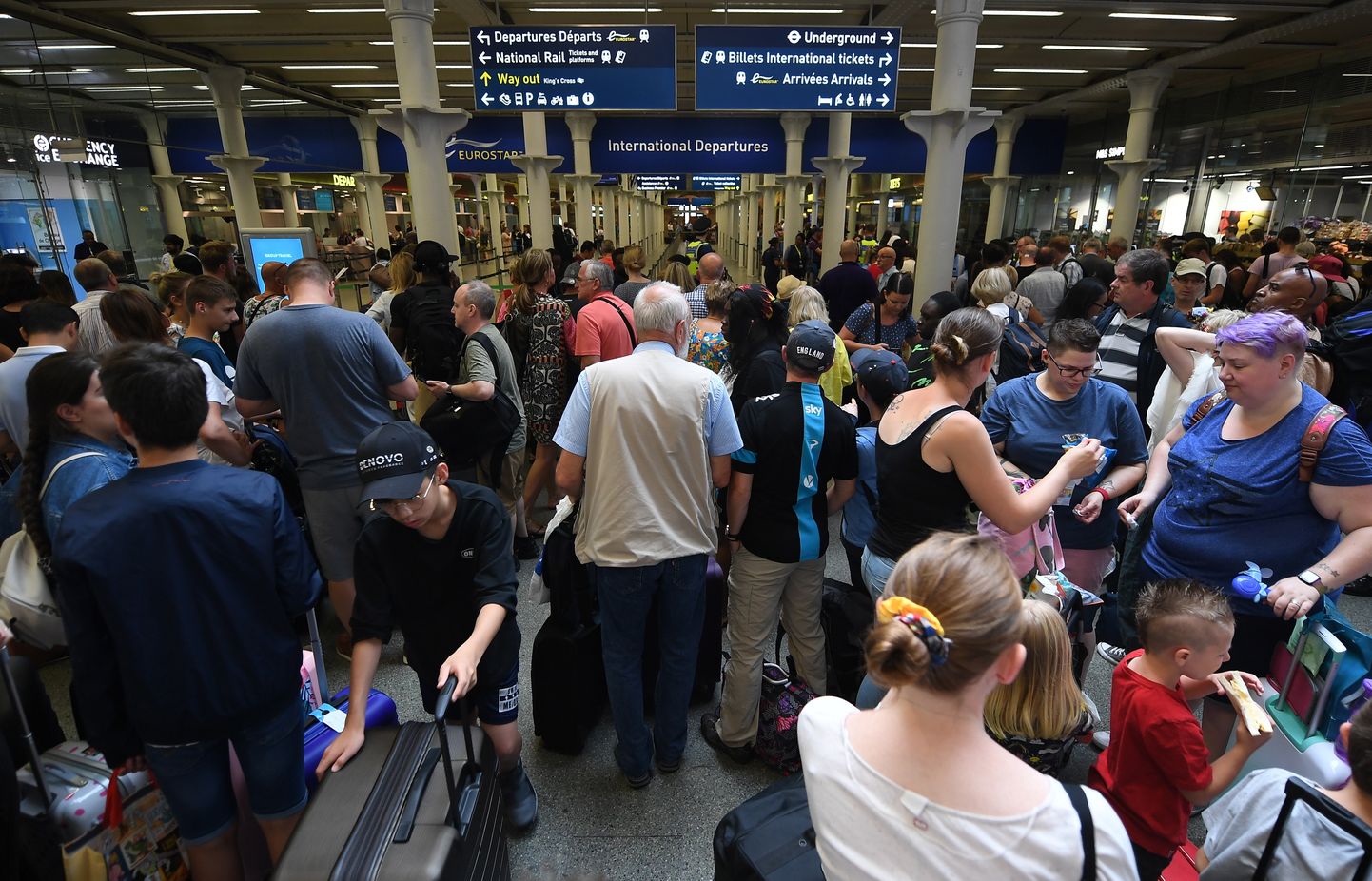Kuumalainest tingitud reiside tühistamised ja hilinemised põhjustasid St.Pancrase rahvusvahelises rongijaamas ummikuid.