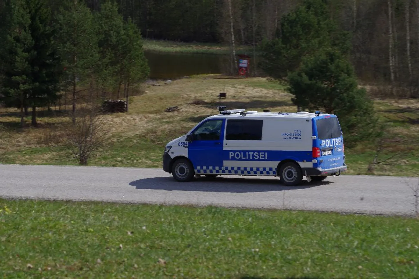 Politseisõiduk Obinitsas.