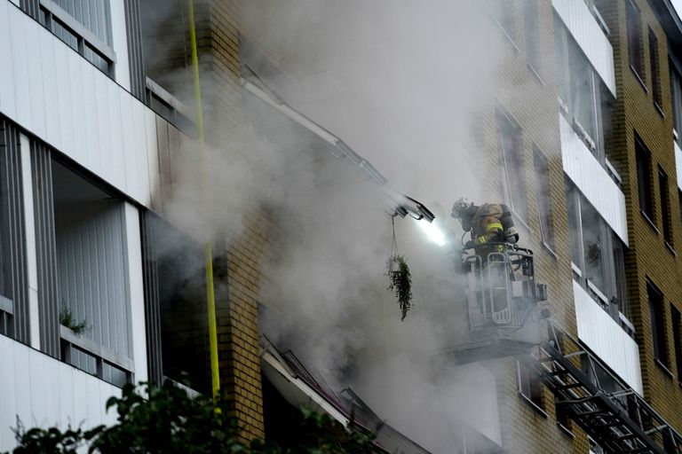 Tuletõrjuja kustutamas Rootsi Göteborgi kortermajas pärast plahvatust lahvatanud põlengut