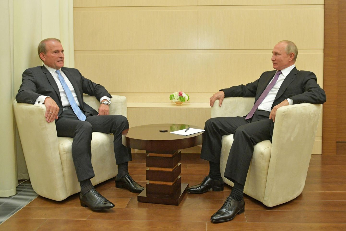 Venemaa president Vladimir Putin (paremal) kohtumas Ukraina oligarhi Viktor Medvedtšukiga möödunud aasta oktoobris.