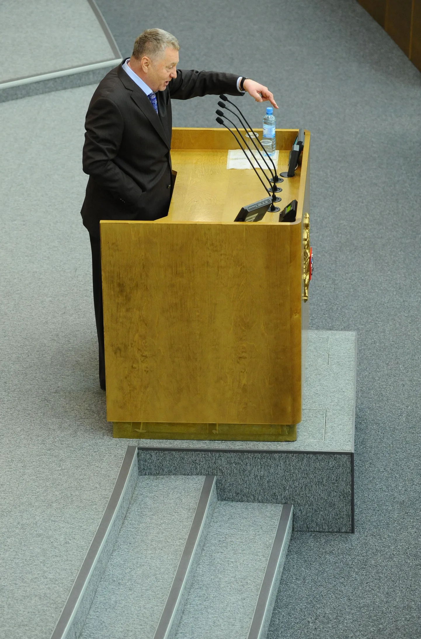 Vladimir Žirinovski täna riigiduuma saadikute ees.
