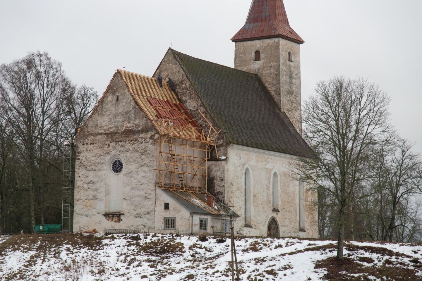 Suure-Jaani kiriku katuse restaureerimisega tegeleb osaühing Scandec Ehitus. Nüüdseks on töö kooriruumi kohal jõudnud lõpusirgele.