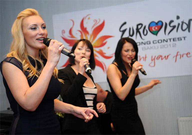 Eirovīzijas Nacionālās atlases uzvarētāja dziedātāja Anmary (Linda Amantova) (no kreisās) ar pavadošo grupu uzstājas preses konferencē Azerbaidžānas vēstniecībā pirms došanās uz Eirovīzijas konkursu Baku 