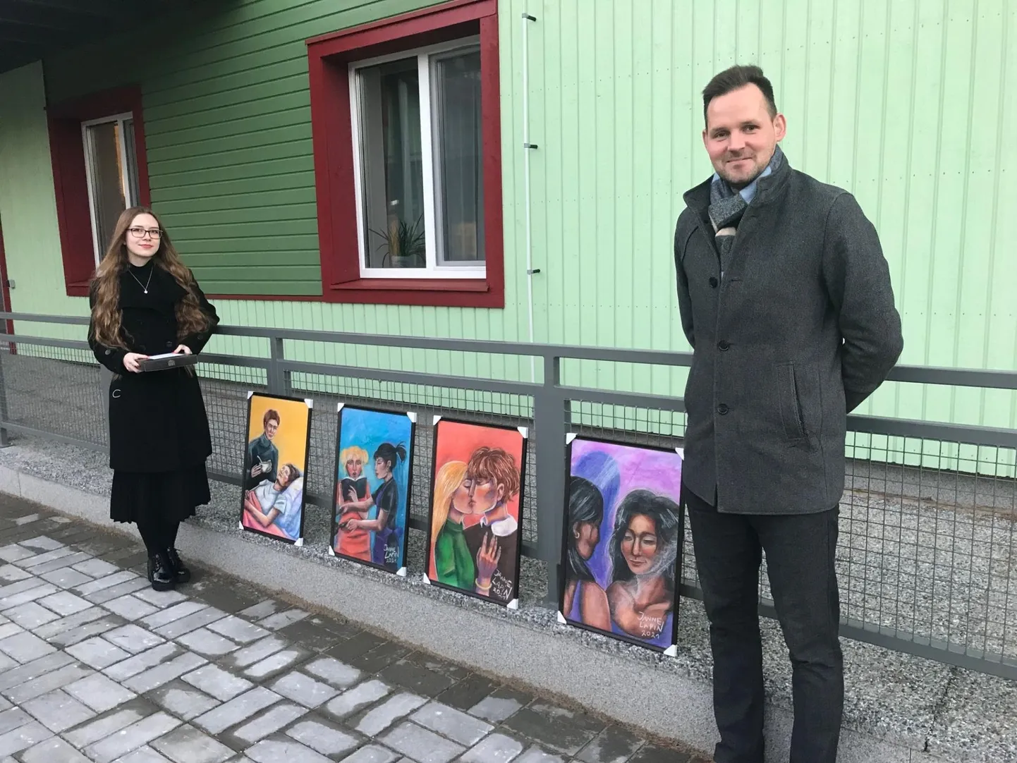 Pärnu noorkunstnik Janne Lapin kinkis Tammiste hooldekodule pildiseeria.