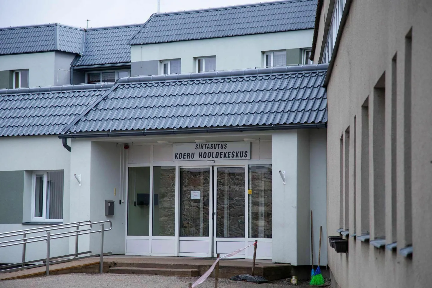 Koeru hooldekodus töötanud 60aastast Rauli Talvistet süüdistatakse selles, et ta on käitunud korduvalt ebasobivalt ja seksuaalselt viie tema hoole all olnud erihooldusteenusel olnud mehega.