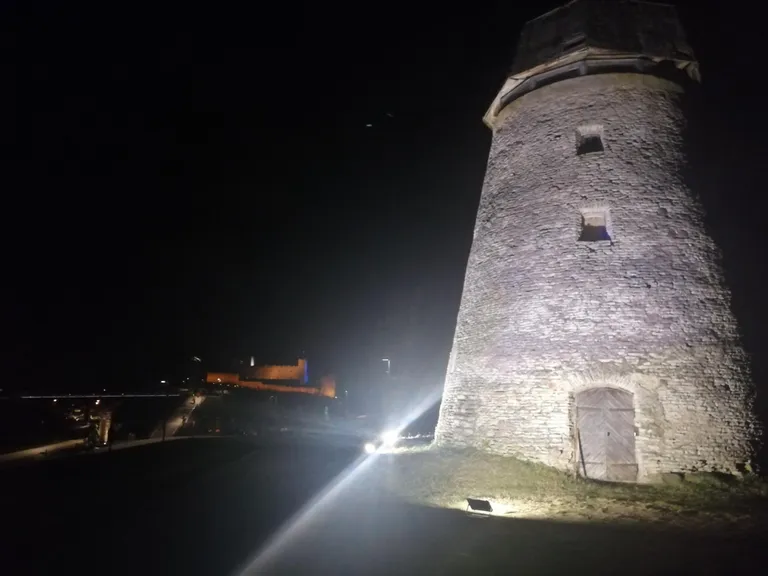 Rakvere Vallimäe vana veski tuledesäras.