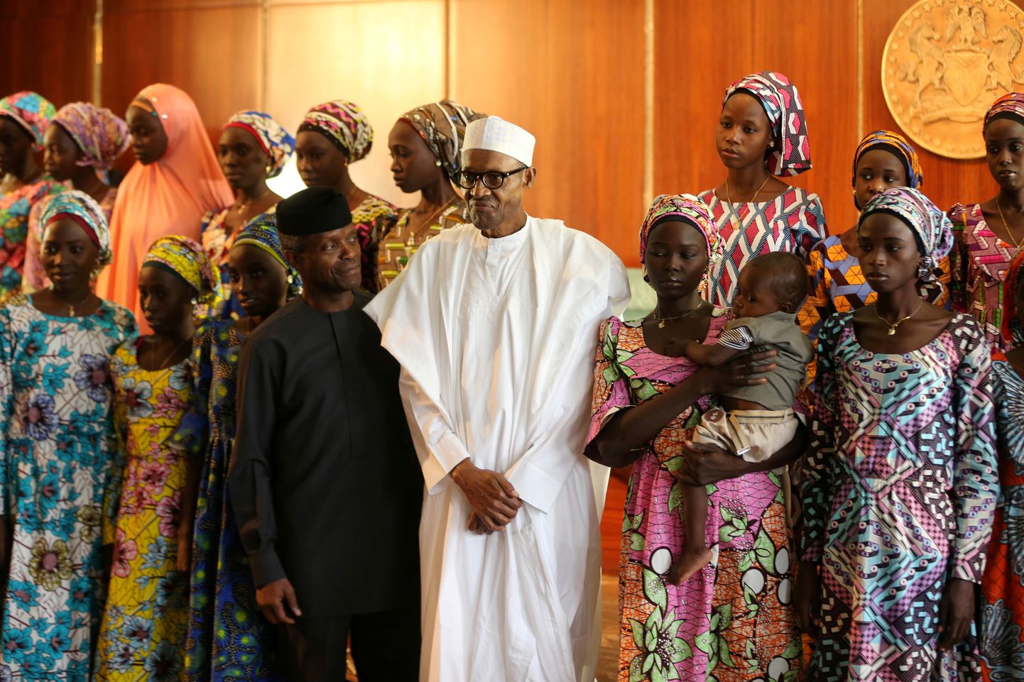 Muhammadu Buhari (keskel valges) koos 21 vabastatud Chiboki koolitüdrukuga.