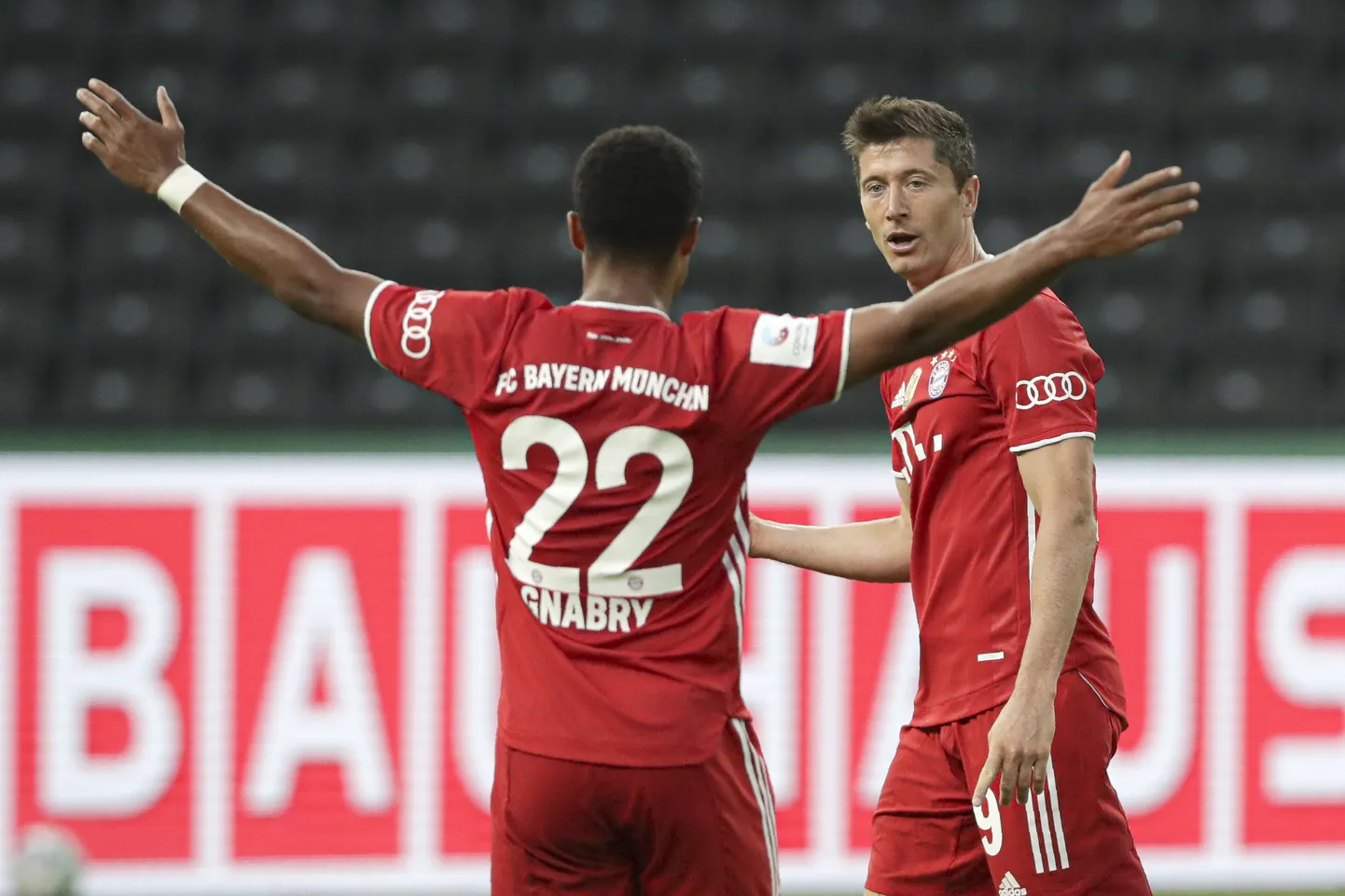 Saksamaa jalgpalli karikafinaalis said jala valgeks nii Robert Lewandowski (näoga) kui ka  Serge Gnabry.