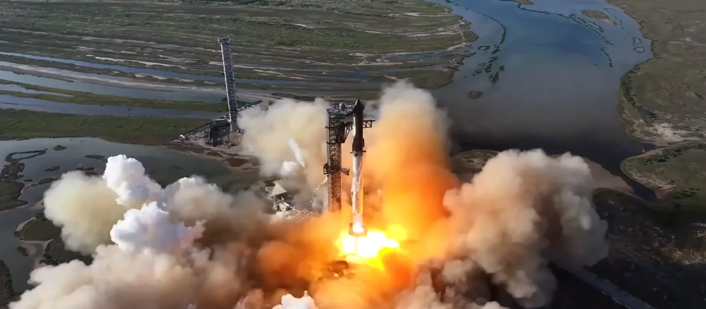Testlennu käigus käivitas Super Heavy kanderakett oma 33 võimsat Raptori mootorit, mis lennutasid Starshipi edukalt kosmosesse.