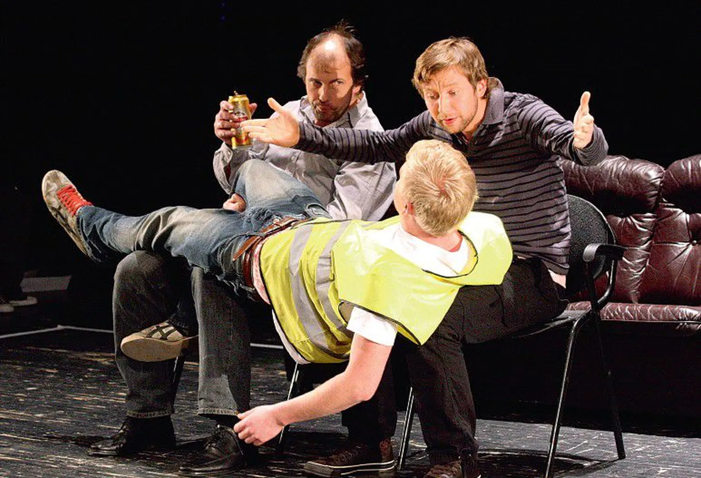 Korraldusjuht Ain Saviauk (vasakult), lavameister Mihkel Tomberg ja näitleja Jaak Prints näitavad, kuidas Kalev Rebane kapotil liikluskorraldajat sõidutab.