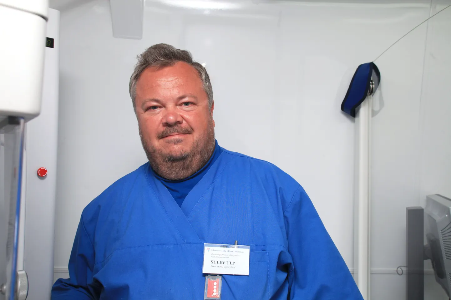 Radioloog Sulev Ulp on veendunud, et haigekassa sõeluuringuga tuleks rindu kontrollima kutsuda kaugelt rohkem naisi kui seni. Eriti neid, kes on vanemad kui 62 aastat.