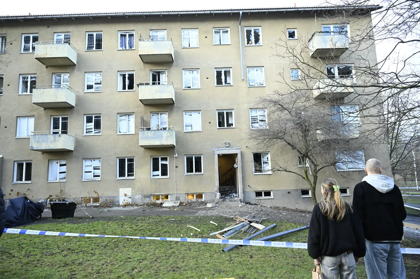 Inimesed silmitsevad 18. jaanuaril Stockholmi lõunaosas Johanneshovis plahvatuses kahjustada saanud maja.